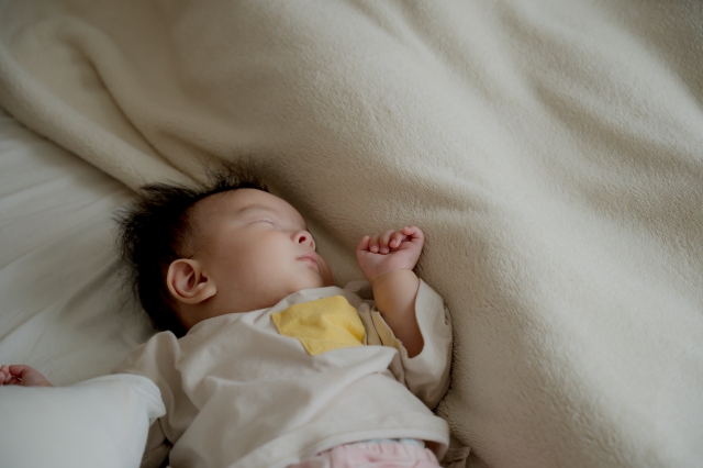 子どもと一緒に眠るときの工夫｜寝かしつけから安全対策まで